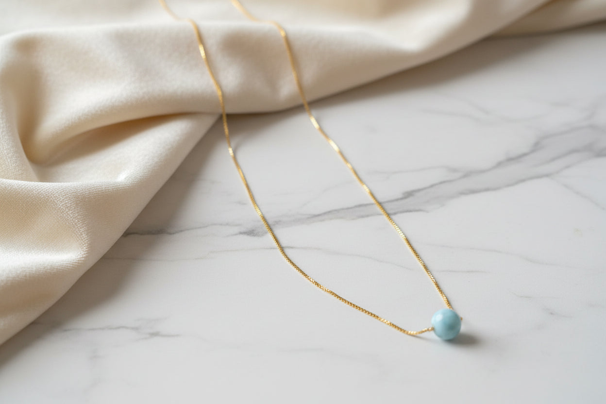 Cadena laminada con bolita de larimar