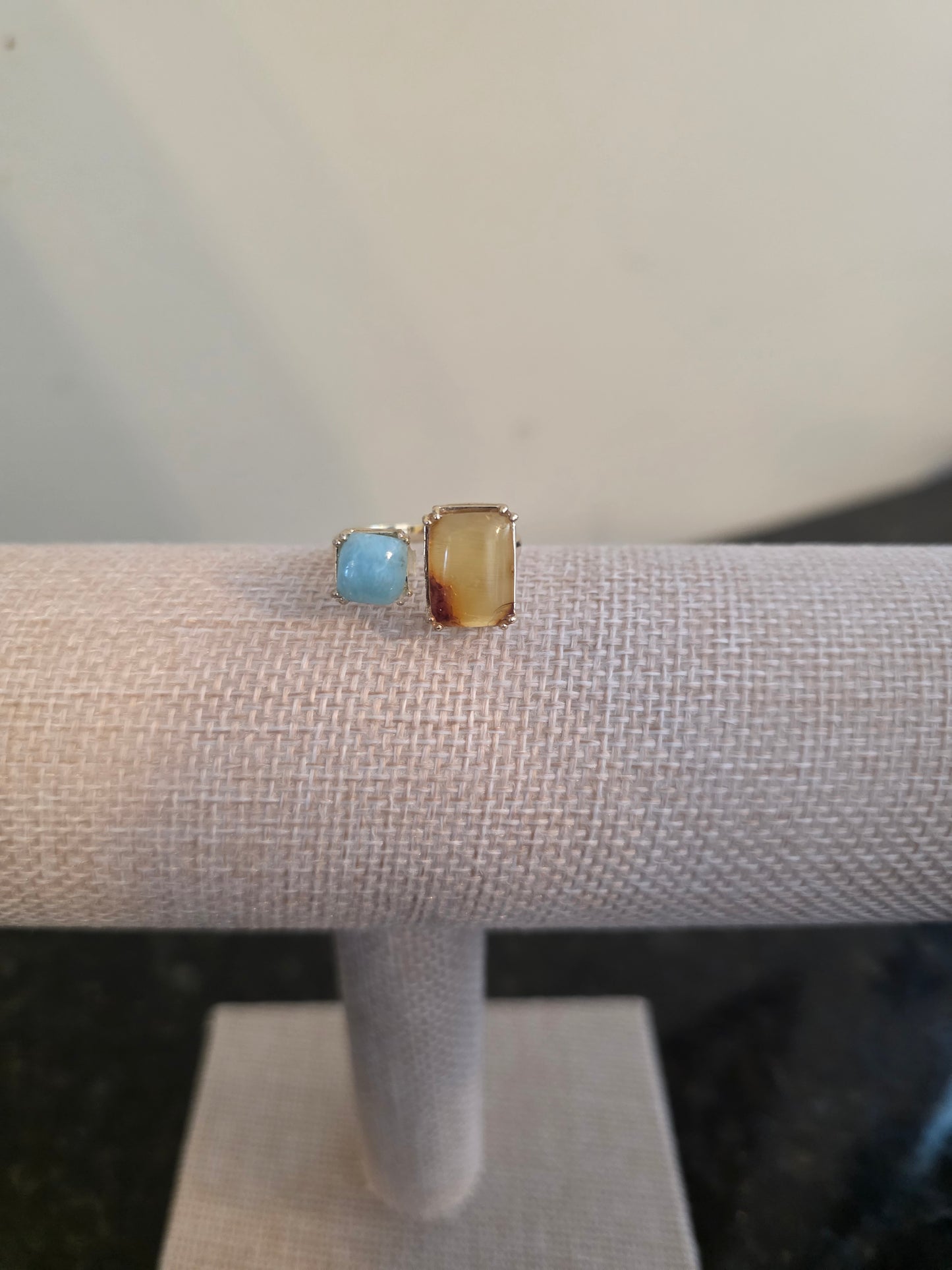 Anillo Cruzado de Ámbar y Larimar – Ajustable | Crossover Amber & Larimar Ring – Adjustable