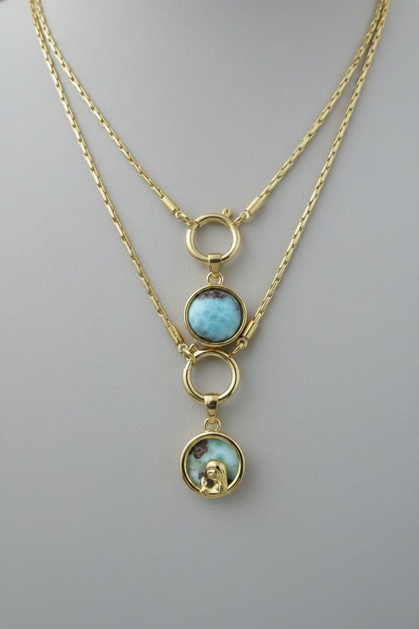 Dije Virgen de la Fe – Larimar Auténtico | Virgin of Faith Charm – Authentic Larimar