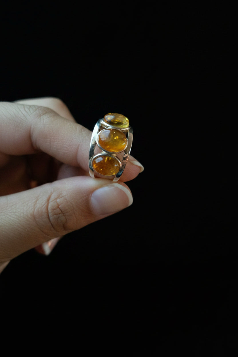 Anillo de Tres Piedras de Ámbar / Three-Stone Amber Ring